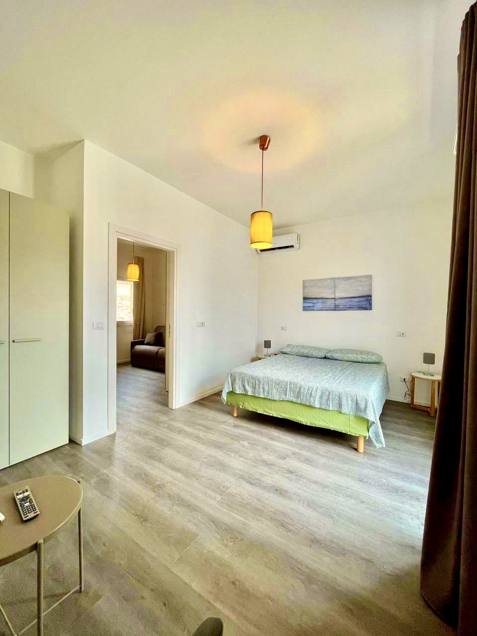 Green Suite camera con Smart TV e armadio